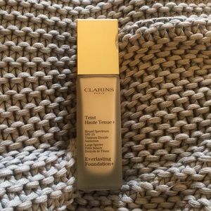 Clarins 105 Everlasting Foundation + SPF 15